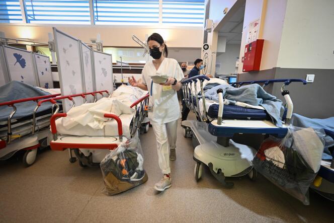 W Szpitalu Uniwersyteckim w Strasburgu potrójna epidemia grypy, Covid-19 i zapalenia oskrzelików nasyciła całe kontinuum pomocy doraźnej w dniu 29 grudnia 2022 r.