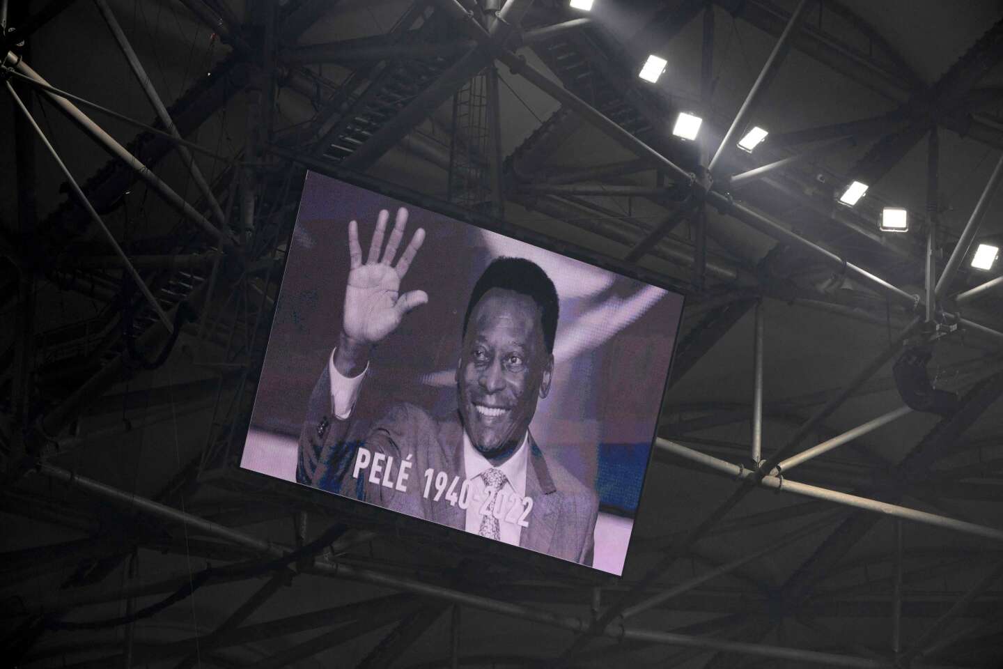 Mort de Pelé : pluie d’hommages au roi du ballon rond, qui « a transformé le football en art »