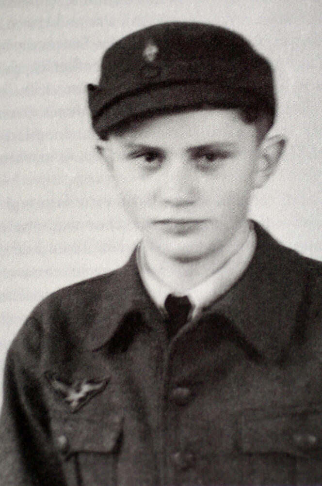 Joseph Ratzinger, militaire dans l’armée de l’air allemande, en 1943. 