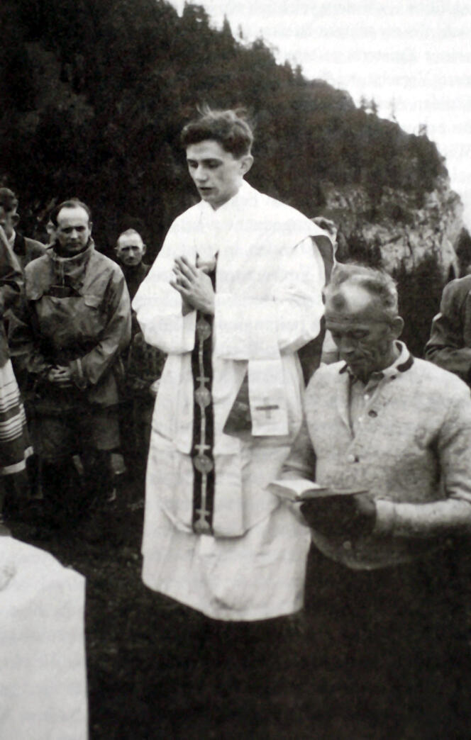  Joseph Ratzinger, alors prêtre, dirige une messe en plein air,  près de Ruhpolding (Allemagne), à l’été 1952.