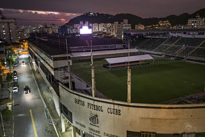 Se esperan miles de personas el lunes 2 de enero en el Estadio Urbano-Caldeira, en Santos, para observar los restos de Pelé, antes de su entierro al día siguiente, martes.