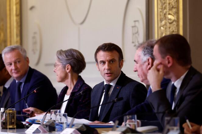 Emmanuel Macron, avec (de g. à dr.) le ministre de l’économie Bruno Le Maire, la cheffe du gouvernement Elisabeth Borne, le haut-commissaire au plan François Bayrou et le ministre du travail Olivier Dussopt, lors d’une session du Conseil national de la refondation, à l’Elysée, le 12  décembre 2022.