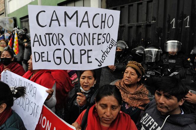 Partidarios del partido gobernante Movimiento al Socialismo se manifiestan a favor del arresto de Luis Fernando Camacho frente a la sede de las Fuerzas Especiales de Lucha contra el Crimen, en La Paz, Bolivia, el 29 de diciembre de 2022. 