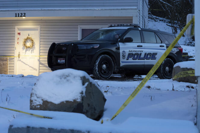 Coche de policía frente a la casa donde cuatro estudiantes universitarios fueron asesinados en Moscú, Idaho, el 13 de noviembre de 2022.