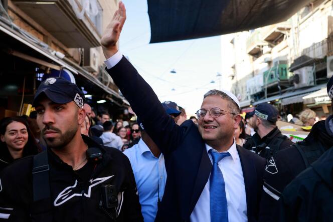 Itamar Ben Gvir, le nouveau ministre de la sécurité nationale israélien et chef du parti d’extrême droite Otzma Yehudit (« puissance juive »), accueille ses partisans lors d’une visite au marché Mahane Yehuda de Jérusalem, le 30 décembre 2022. 