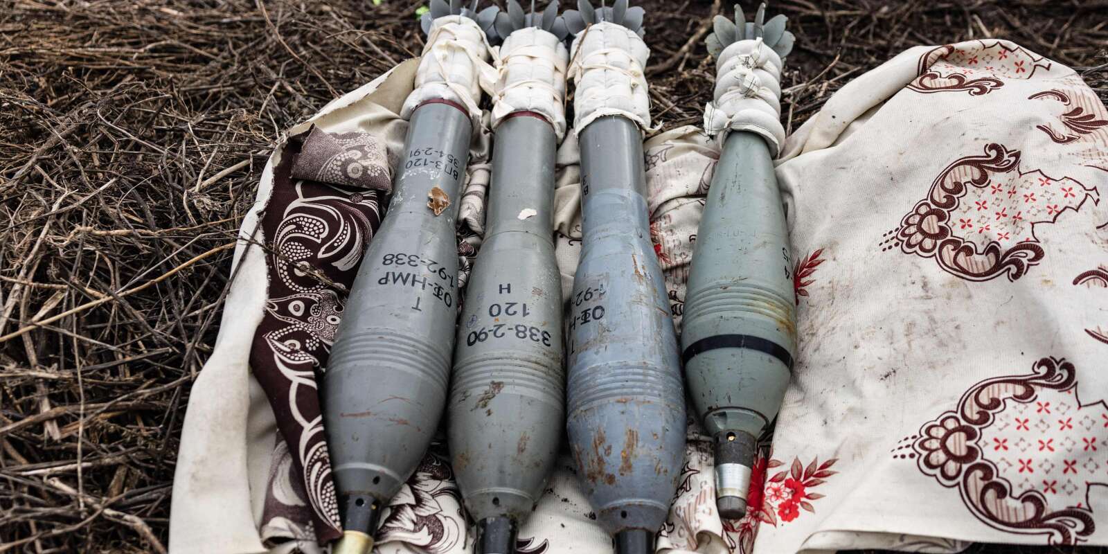 Des obus de 120 mm que les militaires ukrainiens s’apprêtent à tirer dans les environs de Bakhmout, dans l’est de l’Ukraine, le 30 décembre 2022.