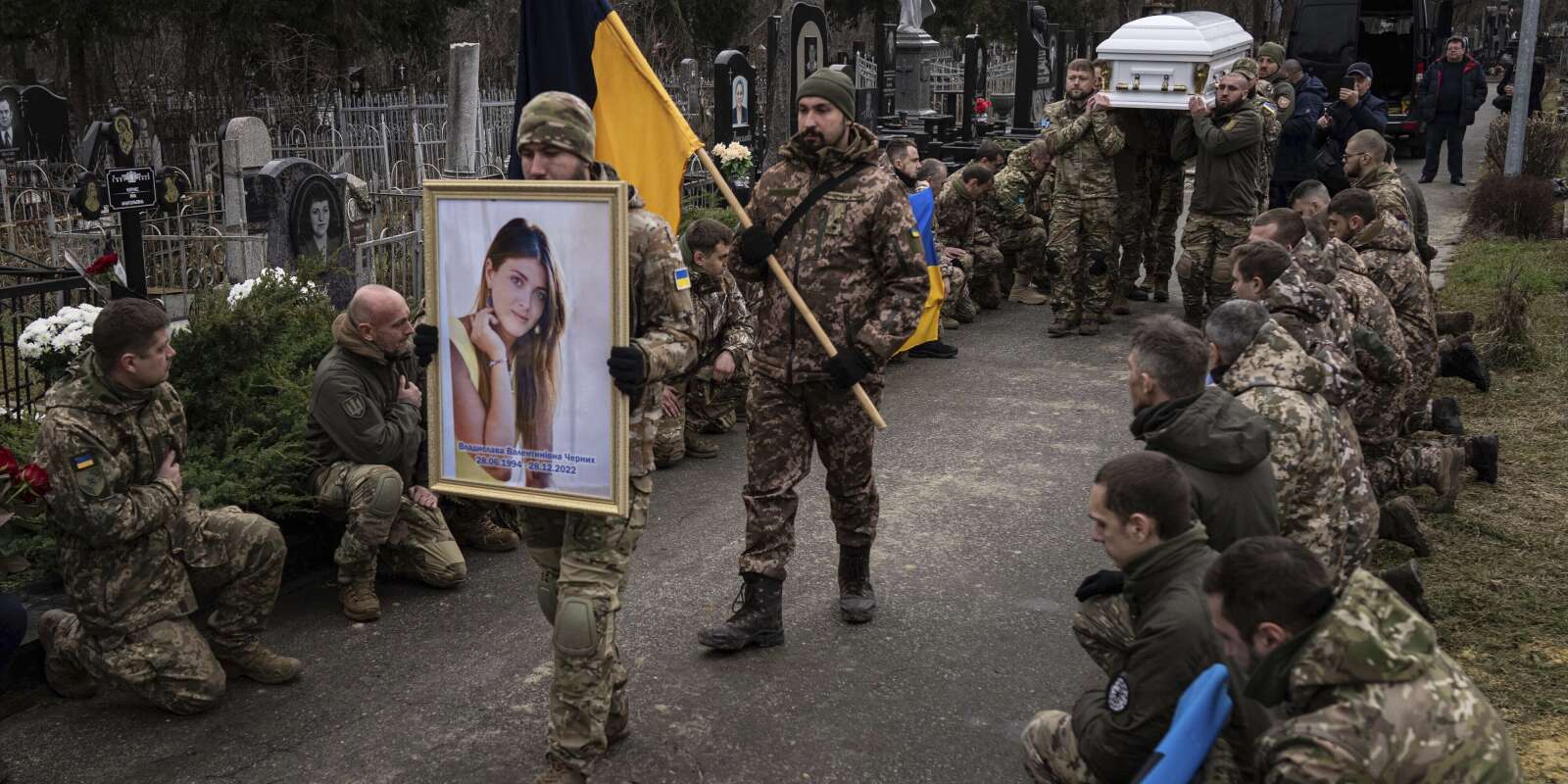 Des militaires ukrainiens rassemblés au cimetière de Kharkiv pour les funérailles d’une de leurs camarades, le 30 décembre 2022.
