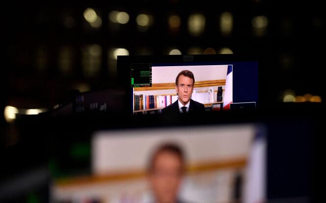 Photo d’un écran de télévision lors de l’allocution du président de la République, Emmanuel Macron, adressée aux Français pour le Nouvel An, enregistrée à l’Elysée et diffusée le 31 décembre 2022.
