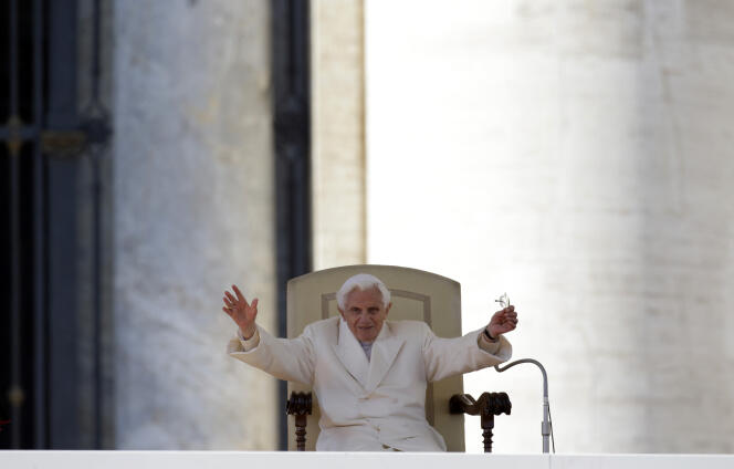 Le pape Benoît XVI salue les fidèles lors de sa dernière audience générale sur la place Saint-Pierre au Vatican, le 27 février 2013. 