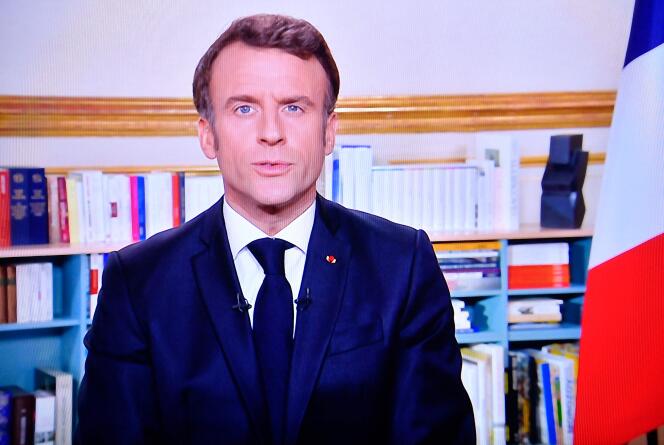 Photo d’un écran de télévision lors de l’allocution du président de la République, Emmanuel Macron, adressée aux Français pour le Nouvel An, le 31 décembre 2022.