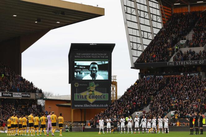 Los jugadores del Manchester United y Wolverhampton guardan un minuto de silencio en homenaje al legendario futbolista Pelé en el Molineux Stadium, Wolverhampton el 31 de diciembre de 2022. 