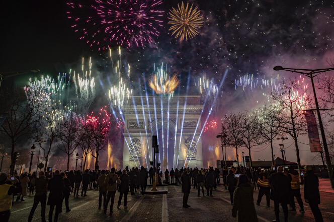El año nuevo se celebró con un espectáculo de luz y sonido y fuegos artificiales alrededor del Arco del Triunfo el domingo 1 de enero de 2023. 