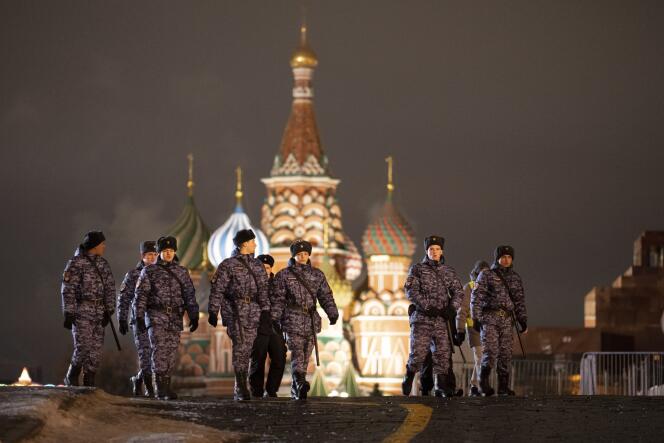 Des policiers patrouillent près de la place Rouge, à Moscou, le 31 décembre 2022. 