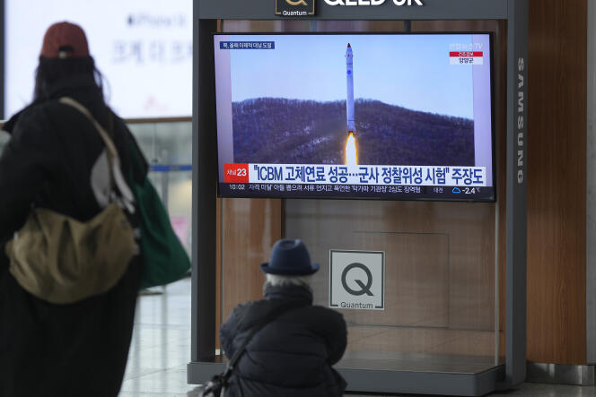 Le tir d’un missile nord-coréen est rapporté par une chaîne sud-coréenne sur un écran de télévision, à la gare de Séoul, le 31 décembre 2022.