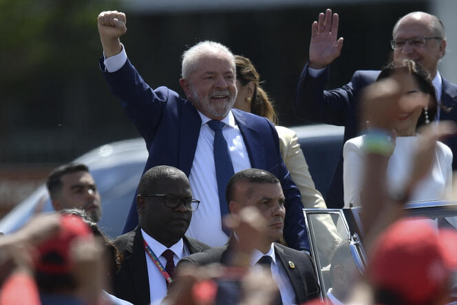Le président du Brésil, Luiz Inacio Lula da Silva, sur la route vers le Congrès où il a prêté serment avant d’être officiellement investi, à Brasilia, le 1er janvier 2023.