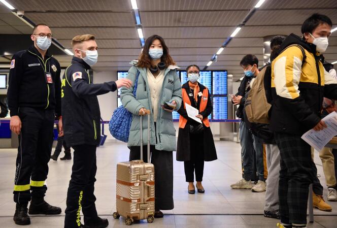Les documents de vaccination des voyageurs en provenance de Chine sont vérifiés à leur arrivée à l’aéroport Roissy - Charles-de-Gaulle, le 1er janvier 2023.