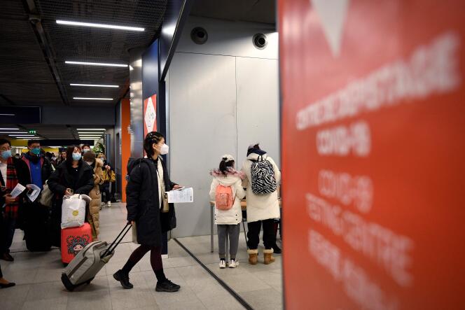 Los viajeros de China se prueban en el aeropuerto de Roissy-Charles-de-Gaulle el 1 de enero de 2023.