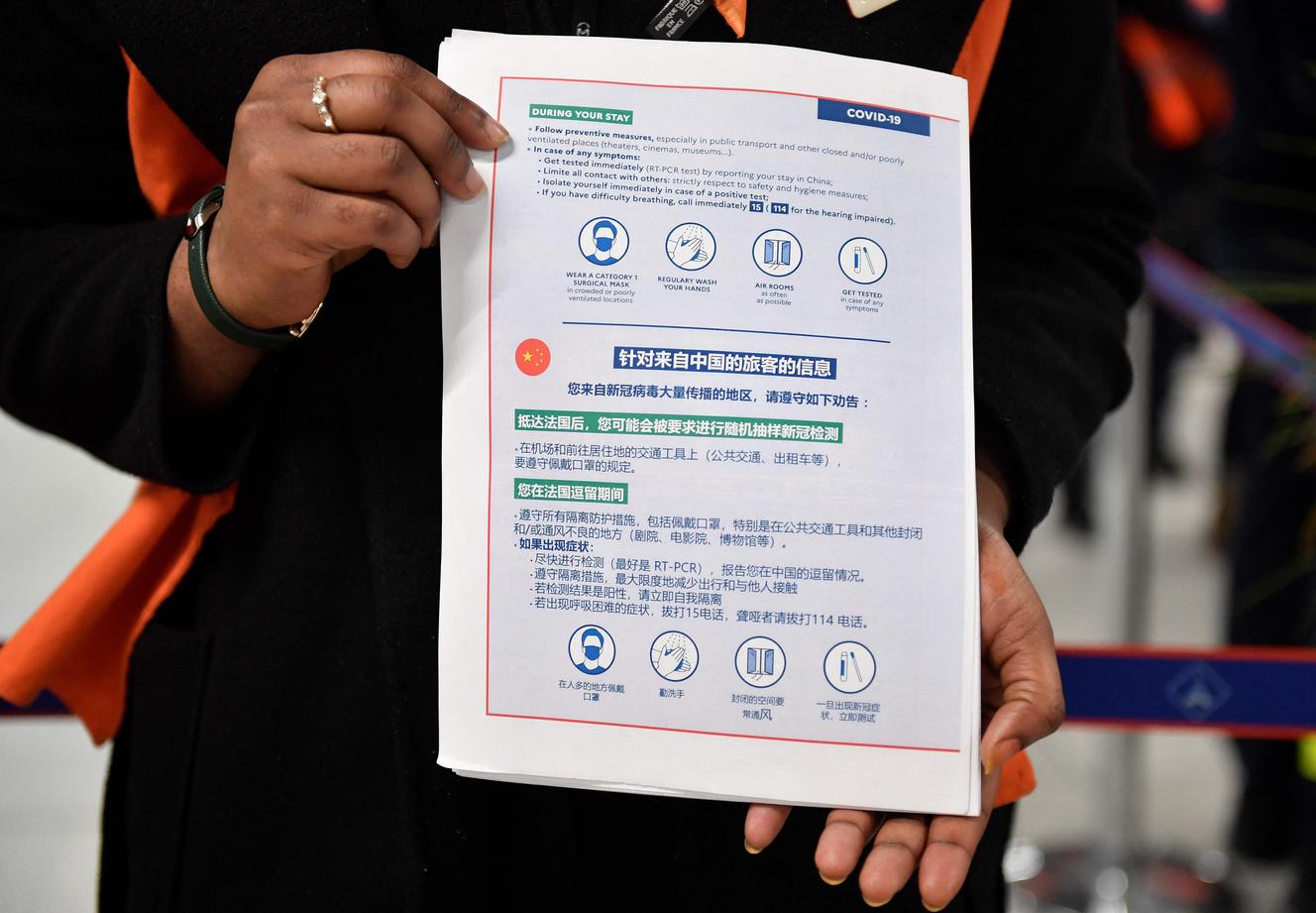 Deze foto toont een informatiedocument over preventieve maatregelen tegen Covid-19 die op 1 januari 2023 zijn gegeven aan passagiers op een vlucht vanuit China op de luchthaven Parijs Charles de Gaulle in Roissy, aan de rand van Parijs, terwijl Frankrijk de sanitaire maatregelen aanscherpt. Aan de grens voor reizigers uit China.