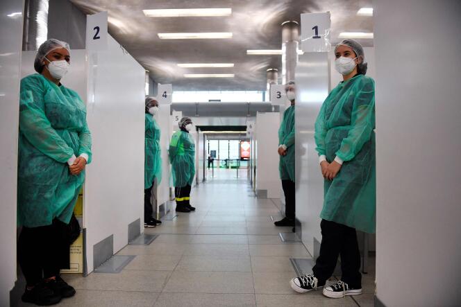 El personal médico en el centro de detección de Covid-19 en el aeropuerto de Roissy-Charles-de-Gaulle espera a los viajeros de China el 1 de enero de 2023, mientras Francia endurece las medidas sanitarias fronterizas para los pasajeros que llegan desde China.