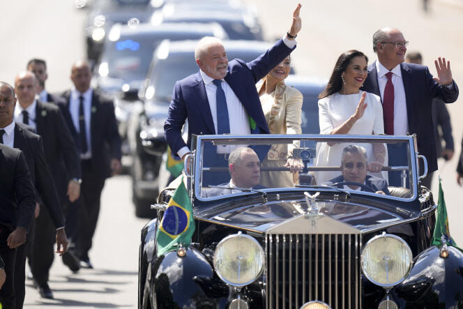 Le président du Brésil, Luiz Inacio Lula da Silva, en chemin vers le Congrès afin d’y prêter serment avant d’être investi, à Brasilia, le 1er janvier 2023.