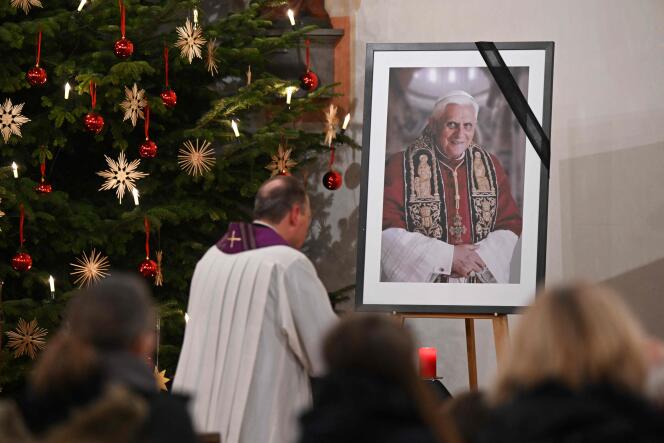 Lors d’une messe d’hommage à Benoît XVI dans une église de Marktl, sa ville natale, en Allemagne, le 1er janvier 2023.