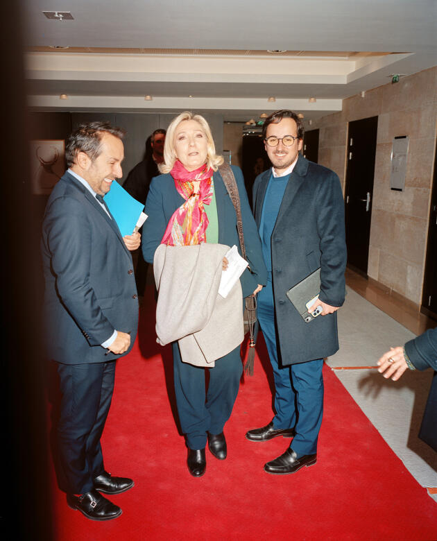 Dans les couloirs du Palais-Bourbon, Marine Le Pen, entourée du député (RN) des Alpes-Maritimes Bryan Masson (à droite) et du vice-président (RN) de l’Assemblée nationale Sébastien Chenu, le 13 décembre 2022.