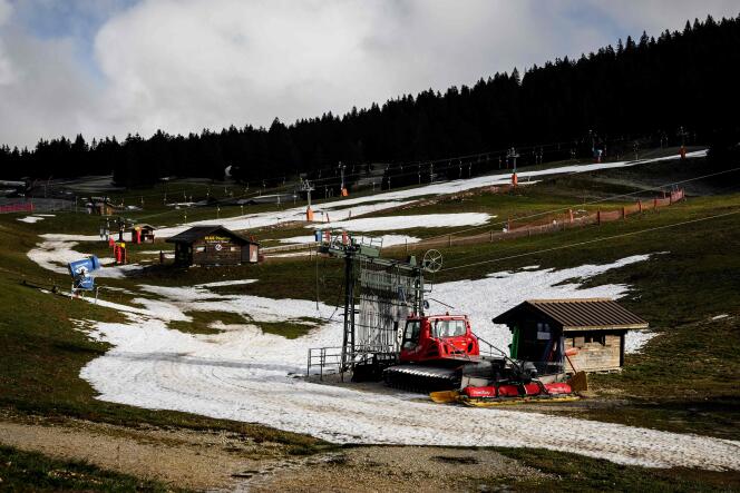 La station de ski du Semnoz (Haute-Savoie), fermée par manque de neige, le 27 décembre 2022.