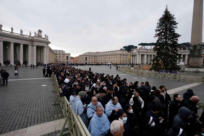 Les fidèles devant la basilique Saint-Pierre, au Vatican, le 2 janvier 2023.