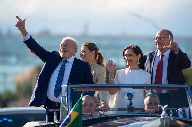 Luiz Inacio Lula da Silva avec son épouse, Rosangela da Silva, le vice-président, Geraldo Alckmin, et l’épouse de ce dernier, Maria Lúcia Ribeiro Alckmin, le 1er janvier, à Brasilia.