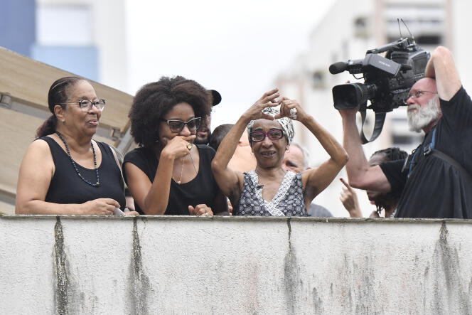 La hermana de Pelé, María Lucía, saluda a las personas reunidas para rendir homenaje final a Pelé, en Santos, el 3 de enero de 2023.