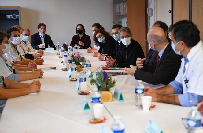 La première ministre, Elisabeth Borne, en réunion avec le personnel médical de l’hôpital d’Argenteuil (Val-d’Oise), lors d’une visite du centre des urgences et de pédiatrie, le 31 décembre 2022.