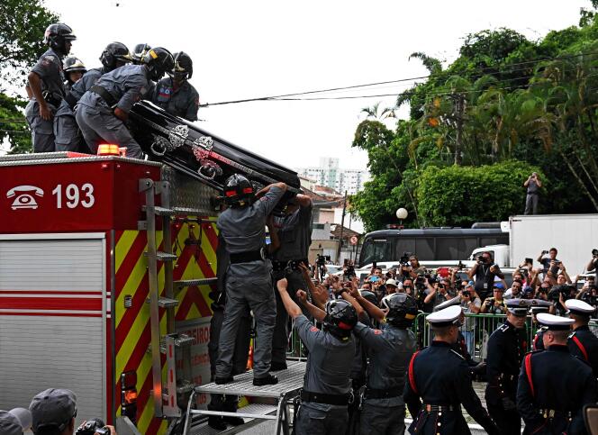 El ataúd de Pelé se coloca en el techo de un camión de bomberos para la caravana por las calles de Santos, 3 de enero de 2023.