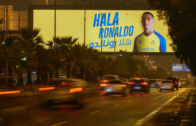 Un panneau publicitaire montrant Cristiano Ronaldo avec l’inscription en arabe « Welcome Ronaldo », à Riyad, le 2 janvier 2023.