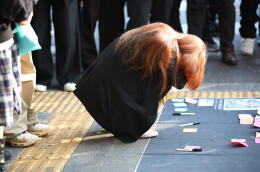 People visit the crowd surge accident site and pray for victims in Seoul on Nov. 1, 2022. While lots of people were gathering prior to Halloween day on 29th, 156 people died due to falling down one upon another at Itaewon area on Oct. 29, night.　( The Yomiuri Shimbun )