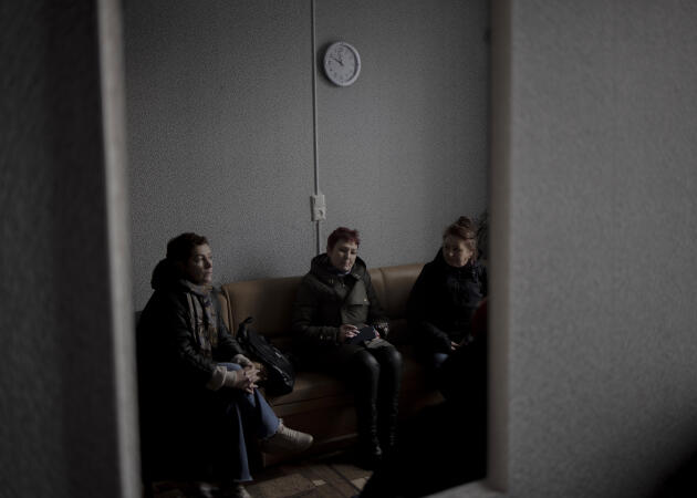 Des professeures d’un lycée professionnel à Koupiansk (Ukraine), le 26 décembre 2022. Deux d’entre elles ont refusé d’enseigner pendant l’occupation russe et la troisième a continué.