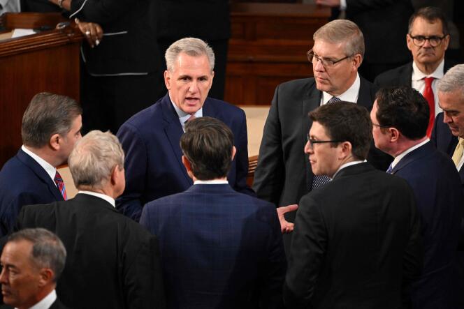 El republicano Kevin McCarthy (centro) fue el favorito para reemplazar a Nancy Pelosi como presidenta de la Cámara de Representantes.  Aquí en el Congreso de los Estados Unidos en Washington el 3 de enero de 2023.