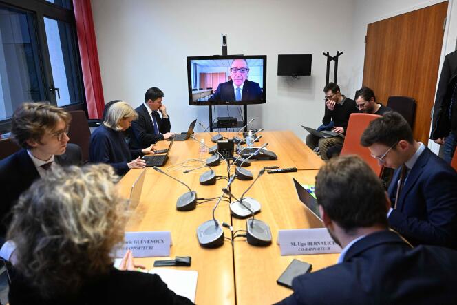 El rostro de Eric Arella, exdirector de la policía judicial en el sur de Francia, aparece en una pantalla durante una videoconferencia con la misión de información parlamentaria sobre la reforma del PJ, reunida en una dependencia de la Asamblea Nacional, el 3 de enero de 2023 .
