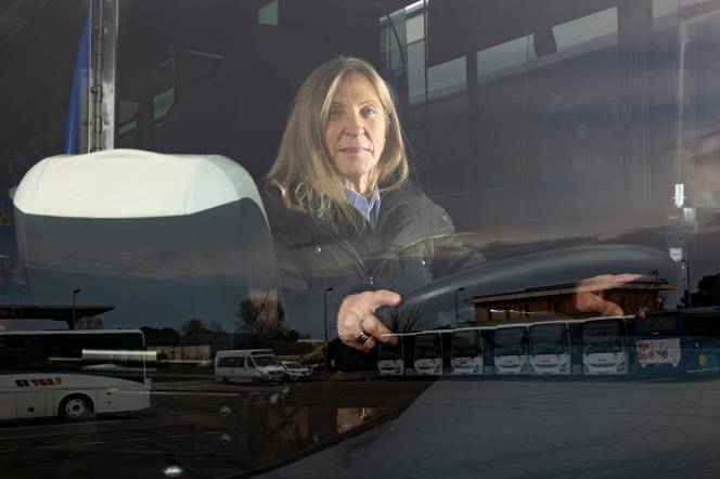 Antoinette Giliberto, à Châteauneuf-les-Martigues (Bouches-du-Rhône), le 3 janvier 2023. Retraitée depuis peu, sa compagnie lui a demandé de reprendre du service afin de faire face au manque de conducteurs de car scolaire.