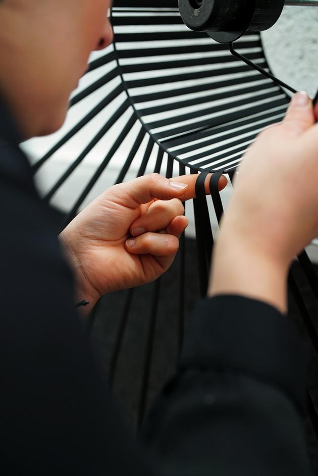 Une des treize étapes de fabrication de la suspension Vertigo, de la designer Constance Guisset, entièrement produite à la main.