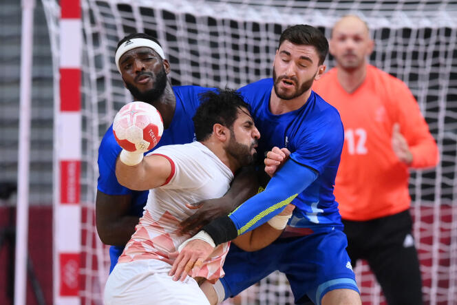 Dika Mem y Ludovic Fabregas, en defensa contra un jugador de Bahrein, durante los Juegos Olímpicos de Tokio, 3 de agosto de 2021.