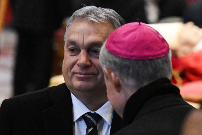 L’archevêque Georg Gänswein (de dos sur la photo), secrétaire personnel de Benoît XVI, accueille le premier ministre hongrois, Viktor Orban, à l’église Saint-Pierre, au Vatican, le 3 janvier 2023.