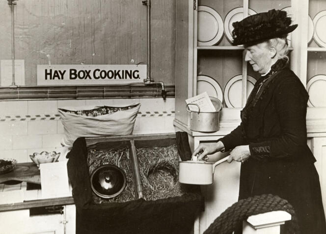 Olla en exhibición en un espectáculo en Gran Bretaña, sobre el ahorro de alimentos en enero de 1918. El ahorro de combustible durante la primera guerra mundial condujo a la adopción de este sistema de cocción por inercia.