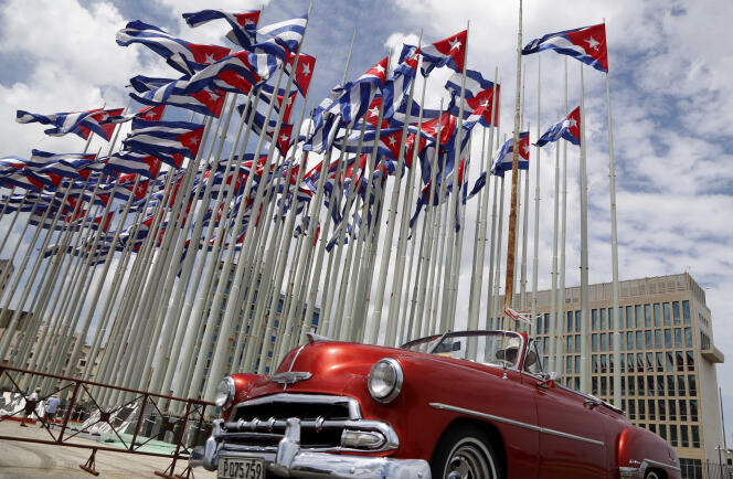 Un viejo convertible americano pasa frente a la embajada de Estados Unidos en La Habana el 26 de julio de 2015.