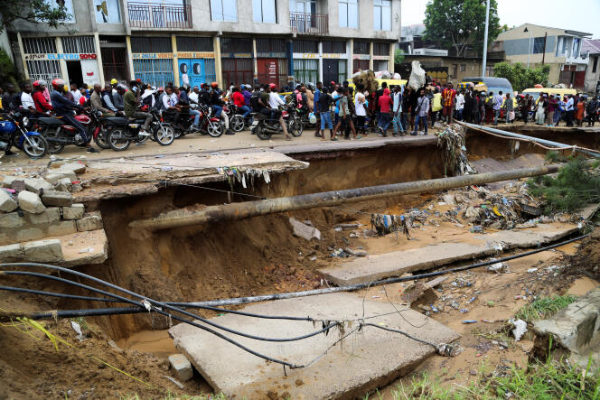 Une route gravement endommagée après de fortes pluies qui ont provoqué des inondations et des glissements de terrain, dans la banlieue de Kinshasa, le 14 décembre 2022.