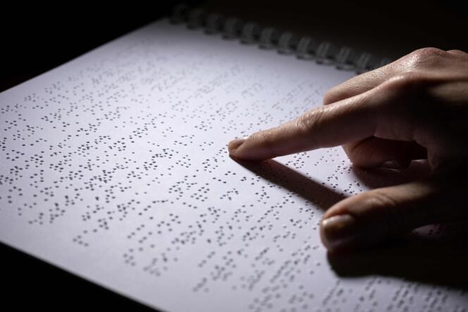 Un livre écrit en braille au Centre de transcription et d’édition en braille, à Toulouse, le 3 janvier 2023.