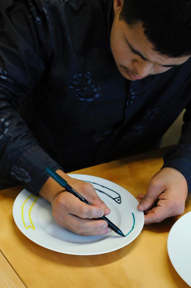 Les poissons créés par Redouane Sellami, porteur d’une trisomie 21, ont été sélectionnés par le porcelainier Maison fragile pour orner une de ses collections d’assiettes.