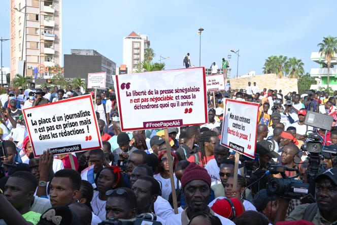 Des journalistes sénégalais marchent pour la libération de leur confrère Pape Alé Niang à Dakar le 18 novembre 2022, après sa première arrestation. Il a de nouveau été placé en garde à vue le 29 juillet 2023.
