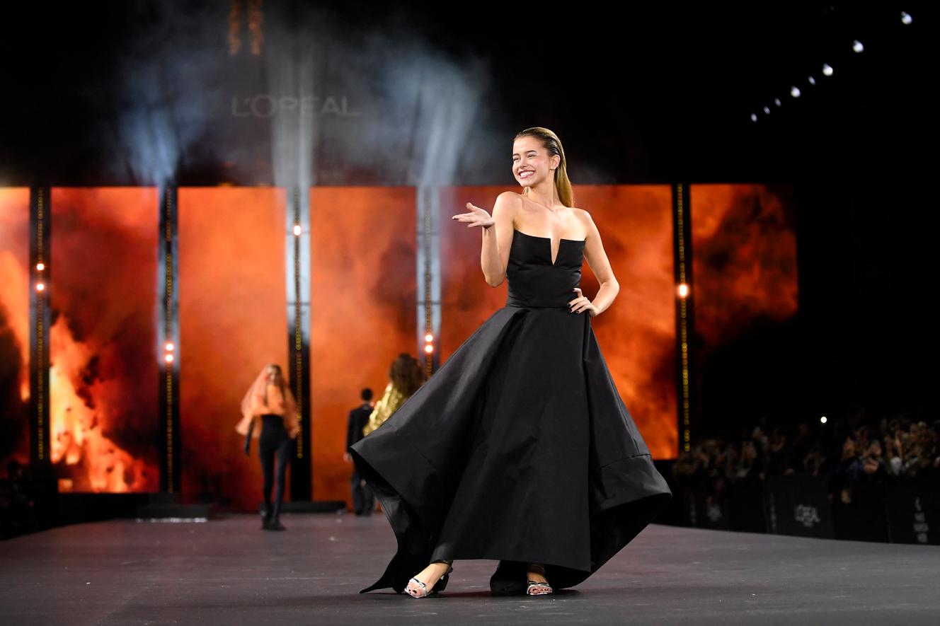 La influencer francesa Léa Elui presenta una creación para L'Oréal en la Semana de la Moda de París, el 2 de octubre de 2022.