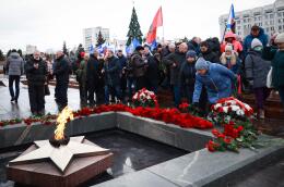 Mourners gather to lay flowers in memory of more than 60 Russian soldiers that Russia says were killed in a Ukrainian strike on Russian-controlled territory, in Samara, on January 3, 2023. Russia on January 2 said more than 60 soldiers were killed in a Ukrainian strike on Russian-controlled territory in a New Year assault, the biggest loss of life reported by Moscow so far. Kyiv took responsibility for the strike, which it said took place in the occupied city of Makiivka in eastern Ukraine on New Year's Eve. The killed soldiers were mobilized mainly from the Samara region. The strike, in the occupied city of Makiivka, is the biggest loss of life reported by Moscow so far. (Photo by Arden Arkman / AFP)