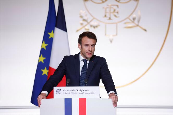 Le président, Emmanuel Macron, s’adresse aux membres de la Fédération française de la boulangerie et de la pâtisserie lors de la présentation du gâteau de l’Epiphanie, au palais de l’Elysée, le 5 janvier 2023.